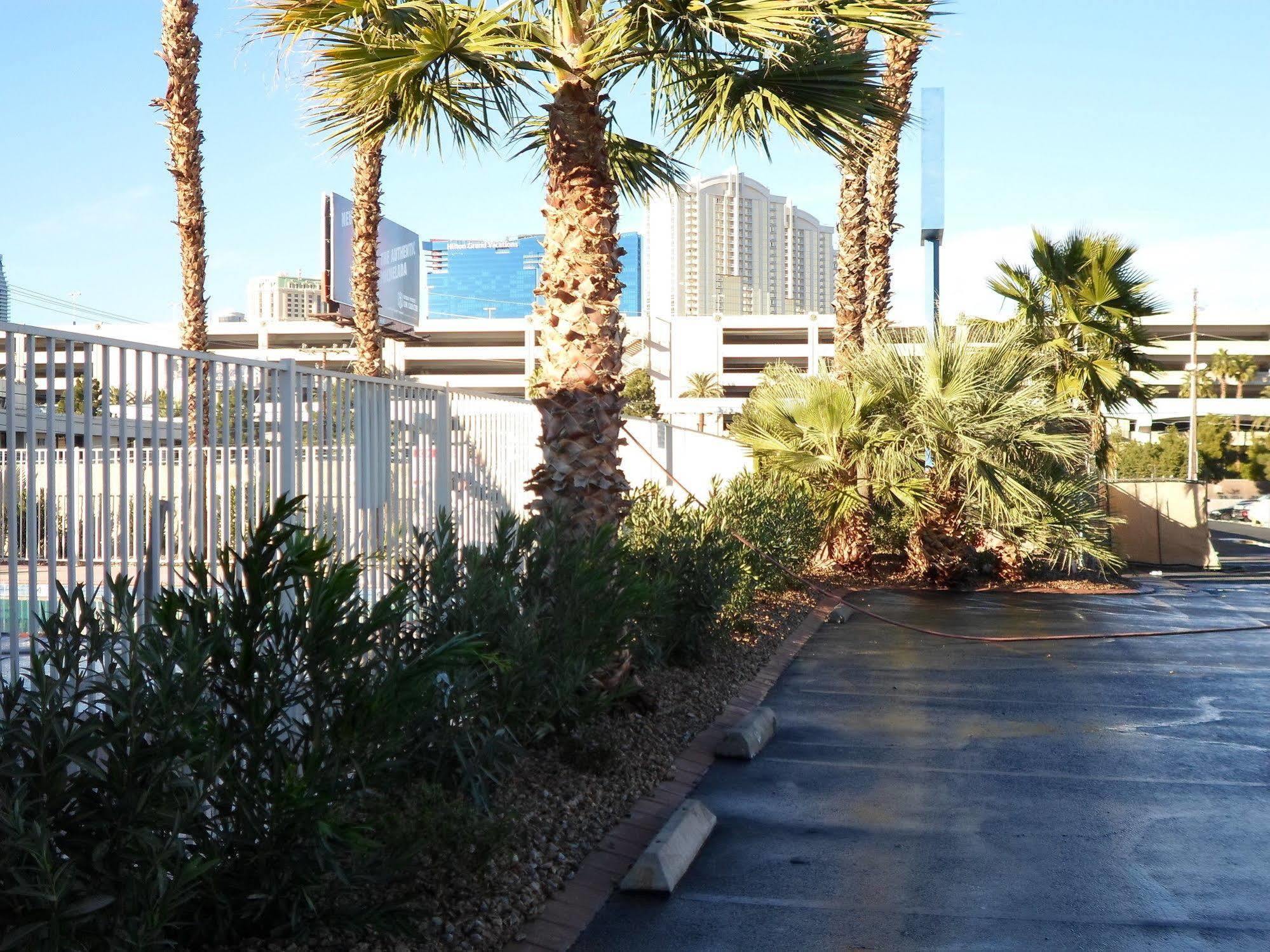 Howard Johnson By Wyndham Las Vegas Near The Strip Exterior foto